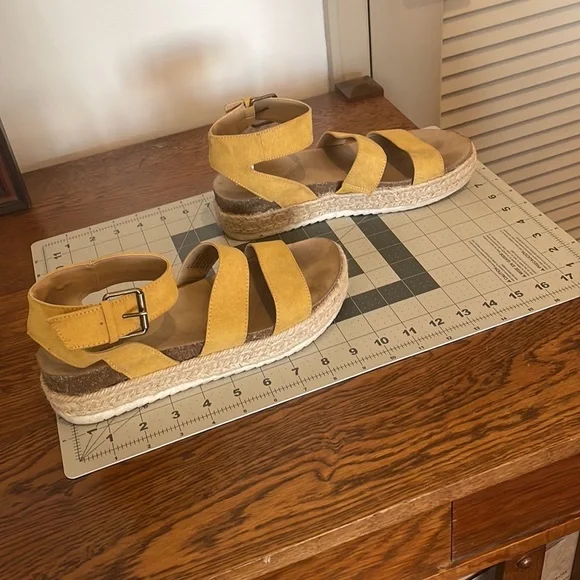 Universal Thread yellow platform sandals. - Picture 8 of 8